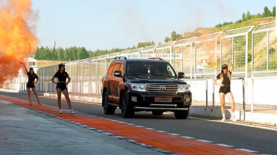 Заводи, поехали! Битва тормозных систем начинается! Land Cruiser vs UBS Performance!